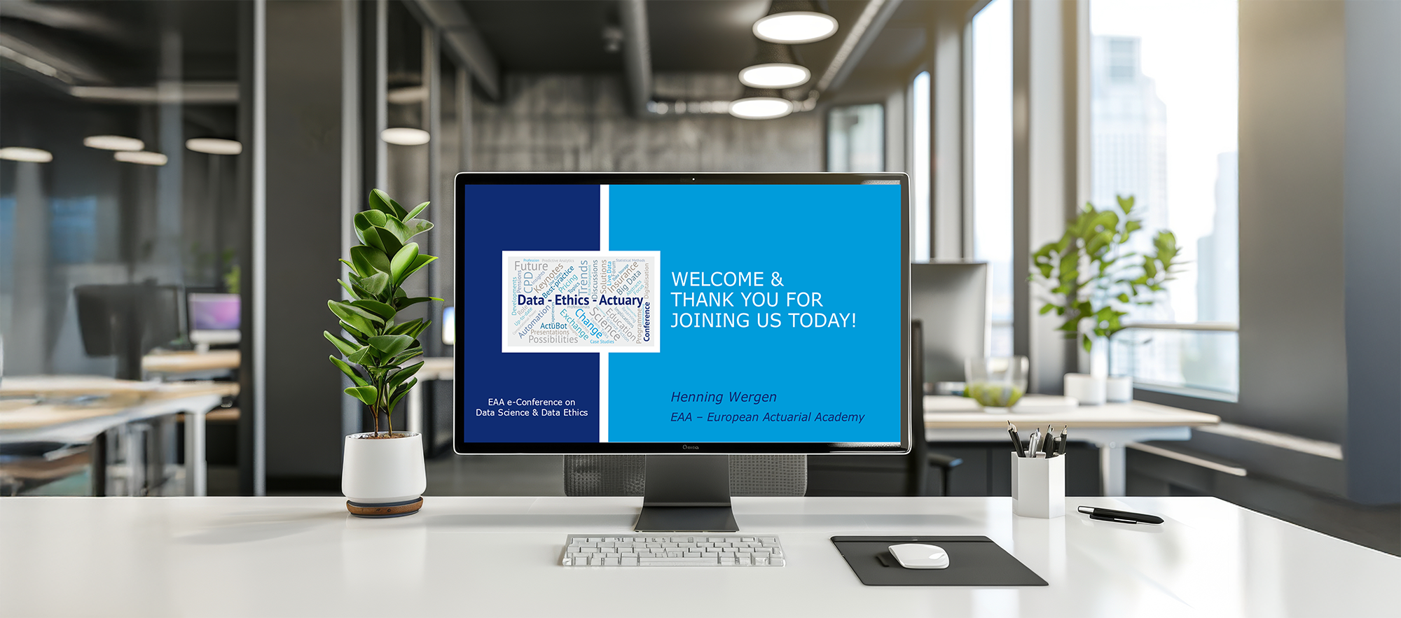 Desktop in modernem Büro zeigt Willkommensfolie der EAA e-Conference