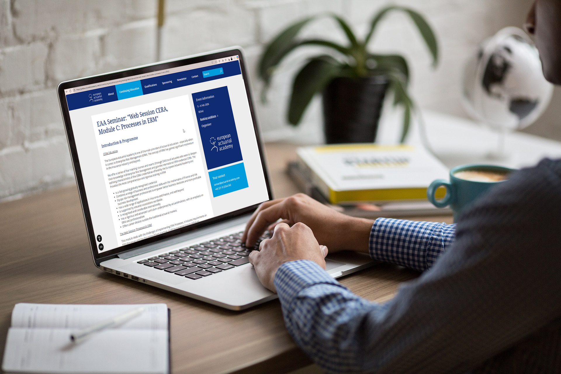 Person an Laptop mit CERA Informationen
