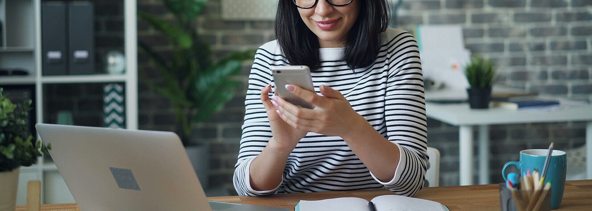 Junge Dame tippt auf Mobiltelefon